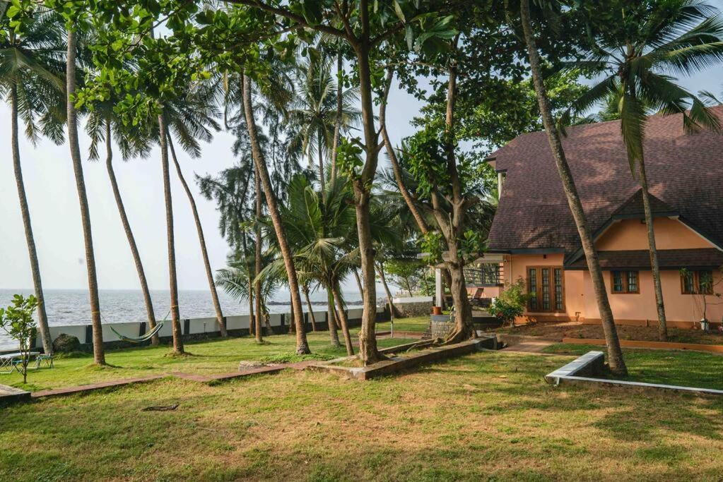 Baywatch By Grha - A Picturesque Beachfront Villa Calicut Eksteriør billede