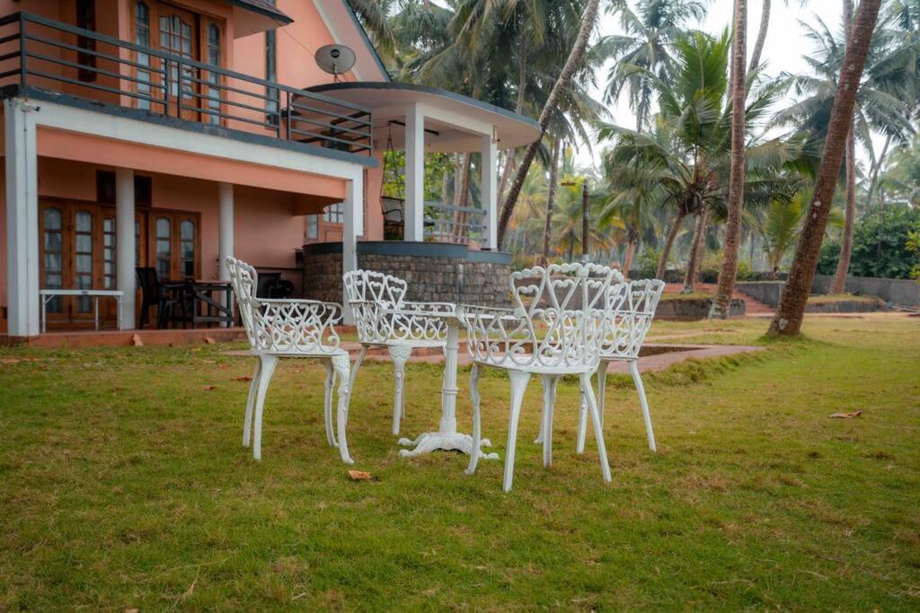 Baywatch By Grha - A Picturesque Beachfront Villa Calicut Eksteriør billede