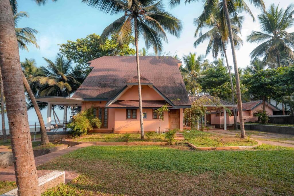Baywatch By Grha - A Picturesque Beachfront Villa Calicut Eksteriør billede