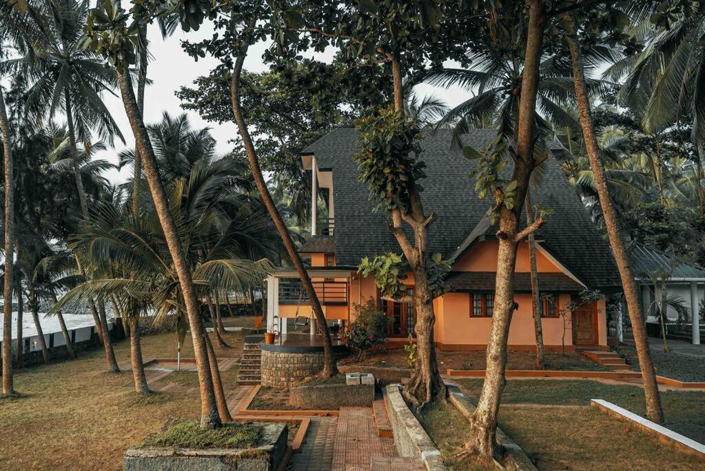 Baywatch By Grha - A Picturesque Beachfront Villa Calicut Eksteriør billede