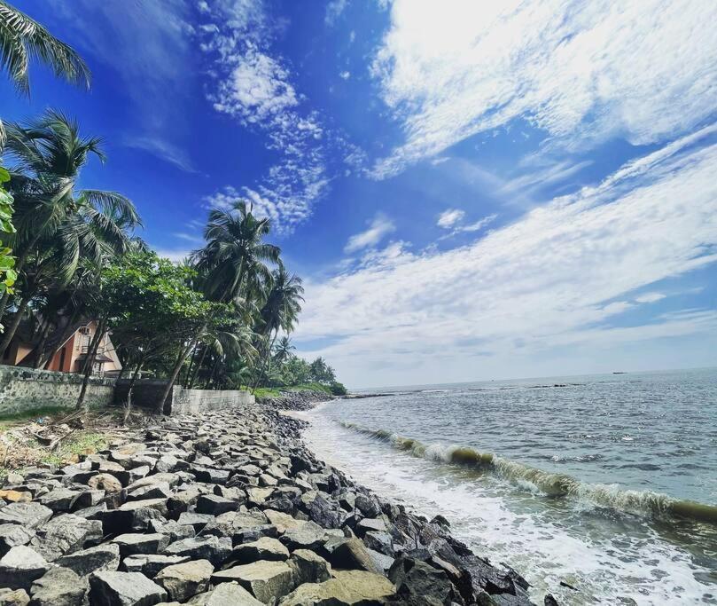 Baywatch By Grha - A Picturesque Beachfront Villa Calicut Eksteriør billede