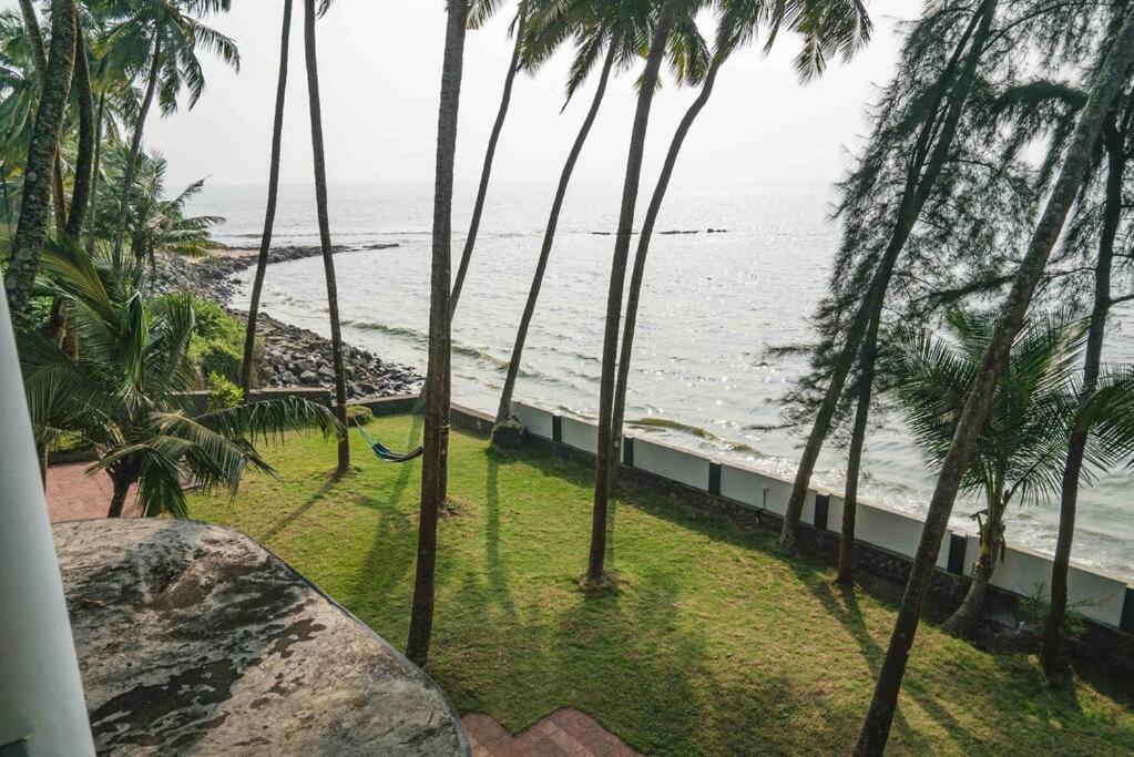 Baywatch By Grha - A Picturesque Beachfront Villa Calicut Eksteriør billede
